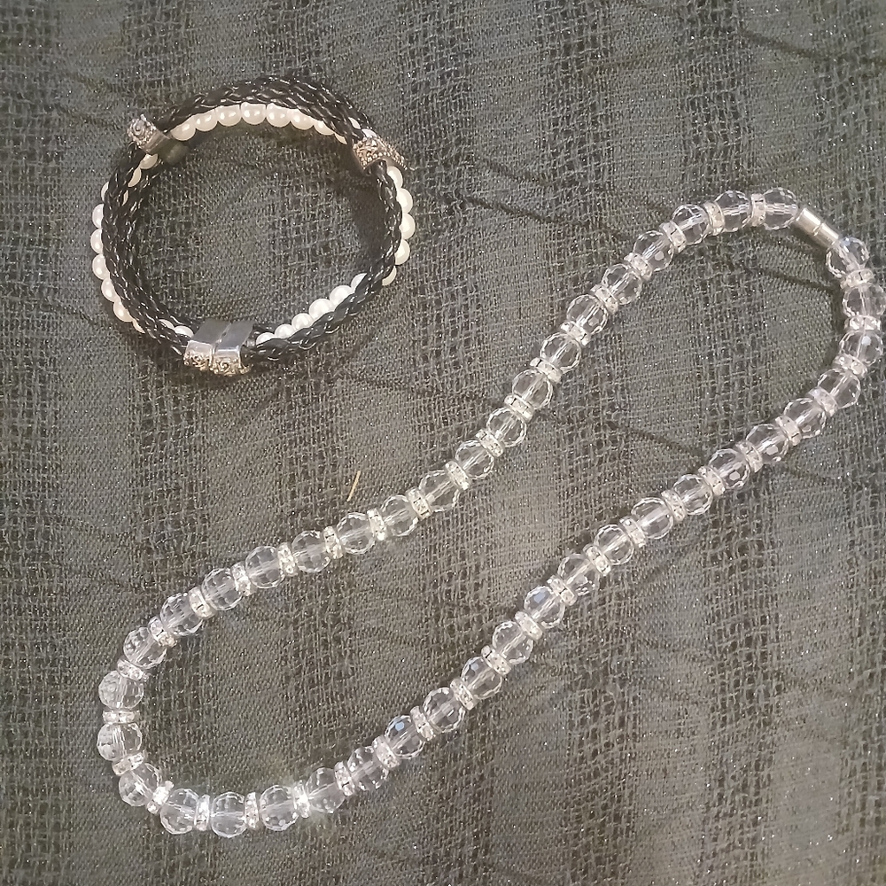 Jewelry with magnet closures